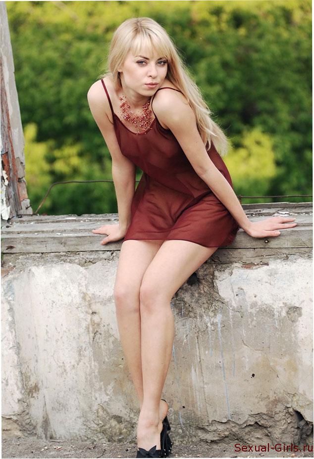 Blondinochka-v-zabroshennom-zdanii-4