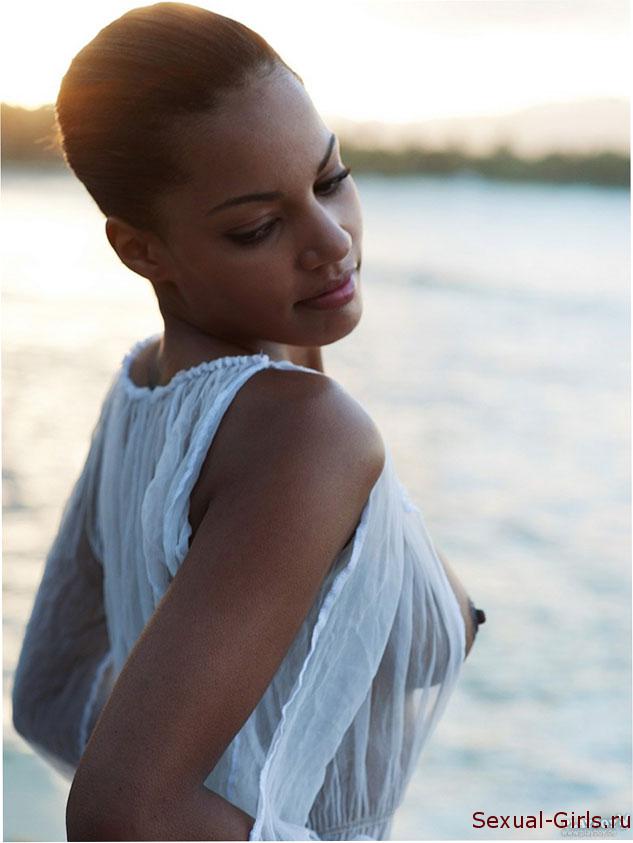 Mulatochka-golyshom-na-pliazhe-3
